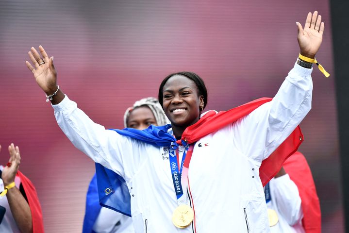 Clarisse Agbegnenou célèbre ses deux médailles olympiques, le 2 août 2021, sur la place du Trocadéro à Paris. (STEPHANE DE SAKUTIN / AFP)