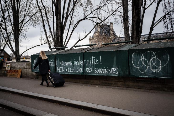 , JO-2024: Macron a décidé de renoncer au déplacement des bouquinistes des quais de Seine