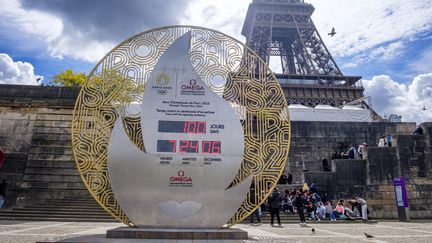 Le compte à rebours des Jeux olympiques, devant la Tour Eiffel à Paris, à 100 jours de la cérémonie d'ouverture, le 17 avril 2024. (J-F ROLLINGER / AFP)